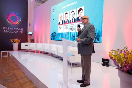 Przemawia prof. dr. hab. Jan Szmidt, Rektor Politechniki Warszawskiej.